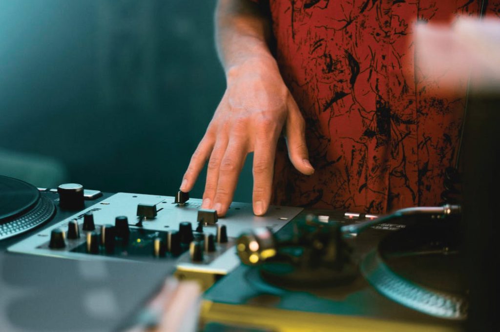 Master the Turntables: Become a DJ Banner